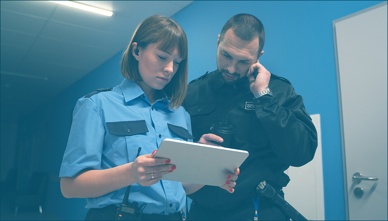 dos policias viendo un documento